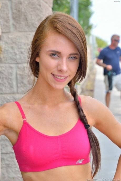 Подтянутая рыжеволосая красотка вставляет огромный фаллоимитатор в свое тугое влагалище 6