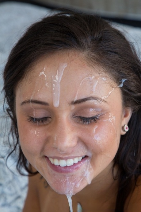 Ни с чем не сравнимая молоденькая Ариана Мари получает непревзойденное сверление киски 16