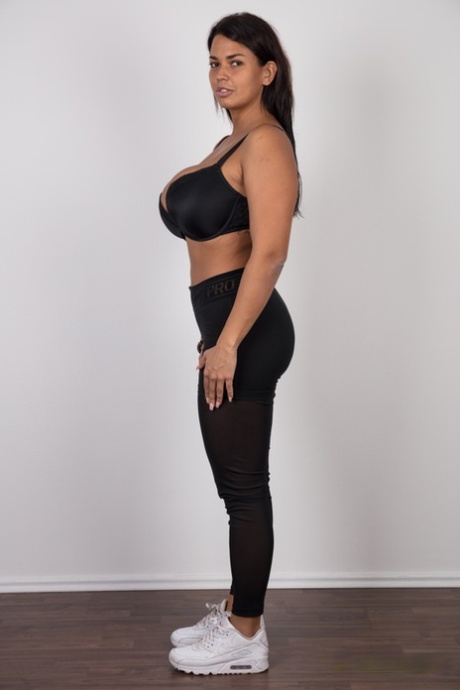 Соблазнительная первокурсница демонстрирует свою лысую киску после того, как сняла всю свою одежду 4