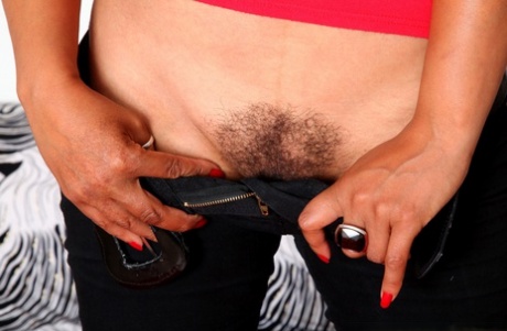 Даника снимает свои колготки и черные джинсы 9