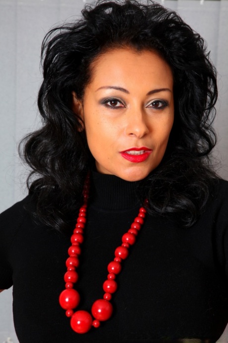 Милфа брюнетка Даника Коллинз играет со своей подстриженной киской в красных кожаных перчатках 1