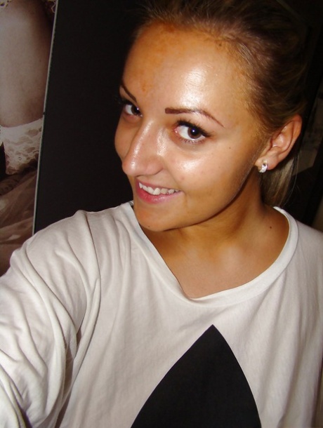 Молодая девушка-одиночка Кристал делает селфи с огромной натуральной грудью 2