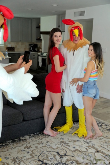 Фиона Фрост и Лулу Чу забираются на мужчин в костюмах цыплят 3