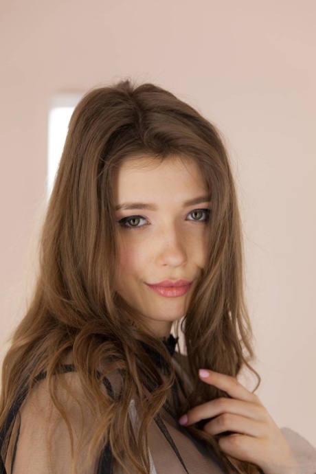 Красивая молоденькая Мила Азул трахает пальчиком свою безволосую киску на стуле 1