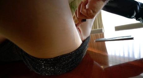 Белокурая домохозяйка Сандра Оттерсон обнажает прелестные ножки в черных сапогах 11