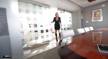 Белокурая домохозяйка Сандра Оттерсон обнажает прелестные ножки в черных сапогах 5